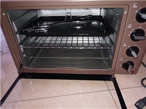 海氏家用电烤箱，九九新，200元，图中配具都带，配具都是新的，没用过，限白城市，二环内免费送到家，二...